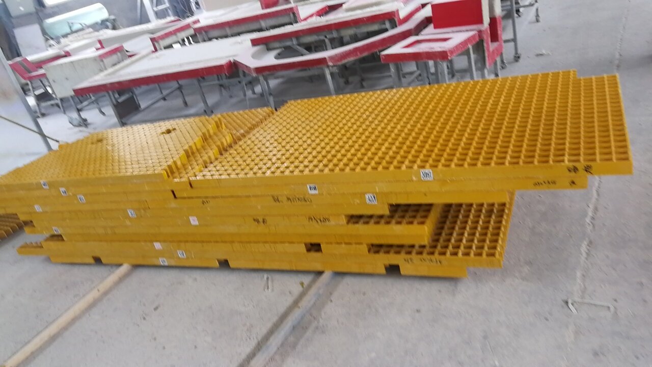 Molded and pultruded FRP grating panels